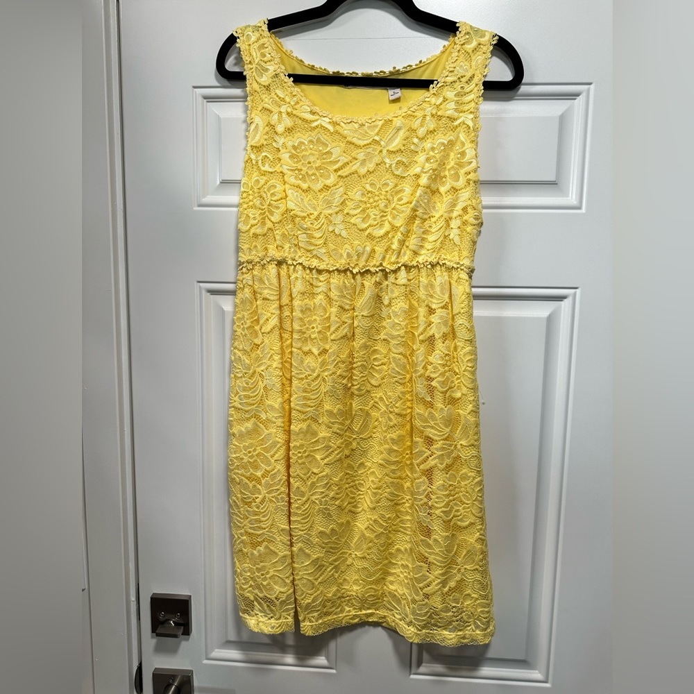 Fun laced detail yellow cocktail dress. Perfect for a spring wedding! Size L